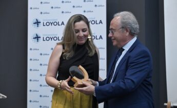 Ángela Manzano (Caldererías Manzano) recibiendo el premio de Empresas Emergentes Córdoba 2026 en manos de Antonio Díaz, presidente de la Cámara de Comercio de Córdoba y de CECO.