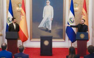 Enrique Riquelme, presidente de Cox, junto a Nayib Bukele, presidente de El Salvador.