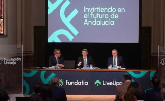 El director general de la Fundación Unicaja, Sergio Corral; el presidente de la Fundación Unicaja, José M. Domínguez; y el secretario de los consejos de administración de Fundatia y LiveUpp, Manuel Atencia.
