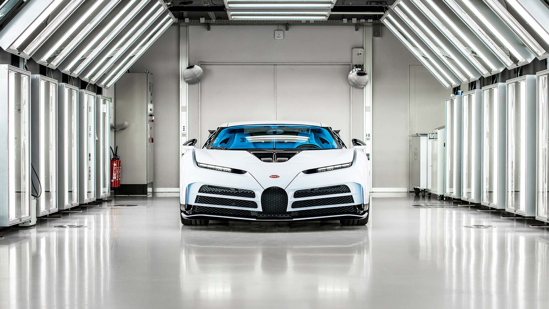 La última unidad fabricada del Bugatti Centodieci, en la sala de inspección final de la fábrica de Molsheim.