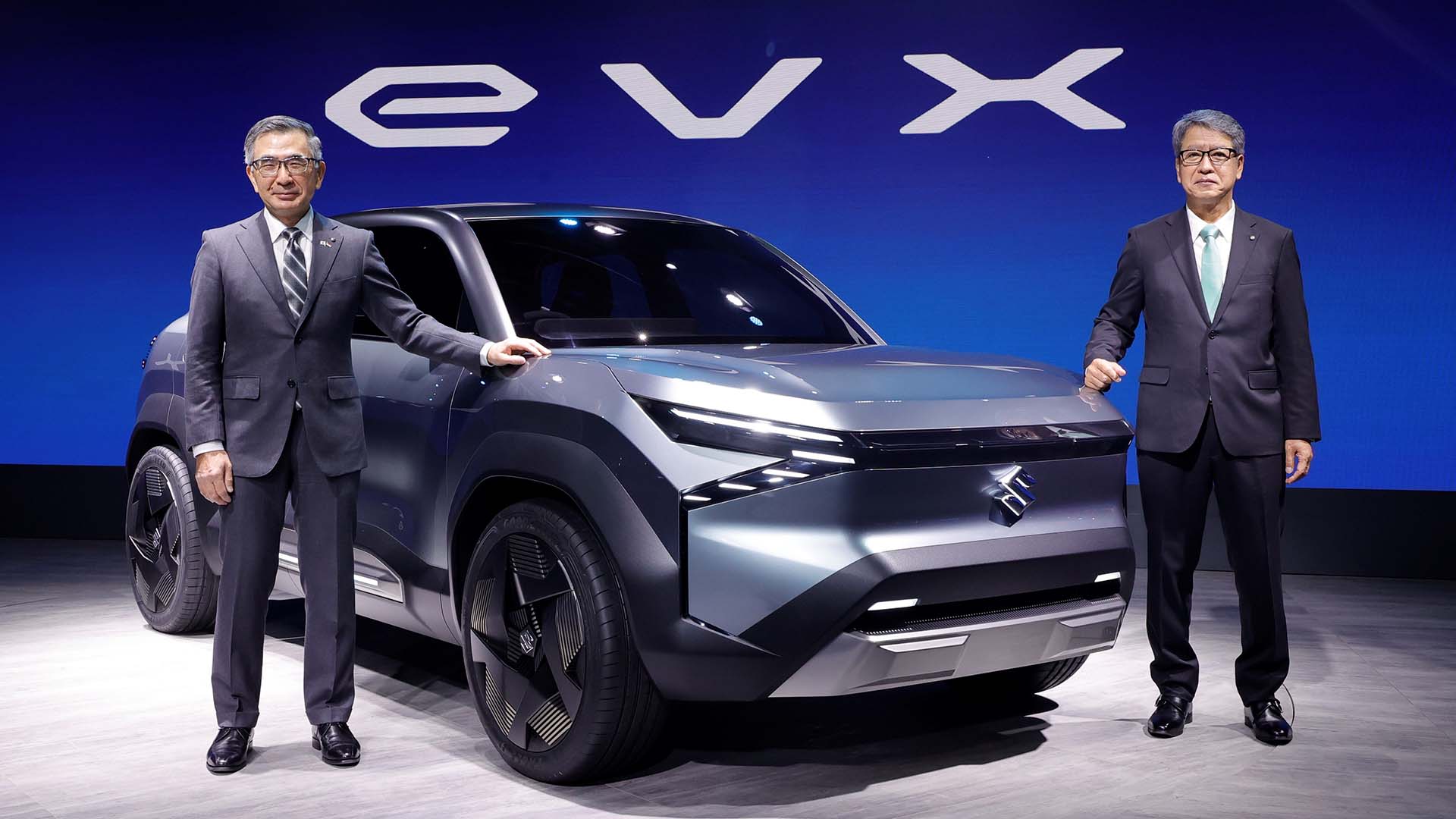 Toshihiro Suzuki presenta el Suzuki eVX en Nueva Delhi.