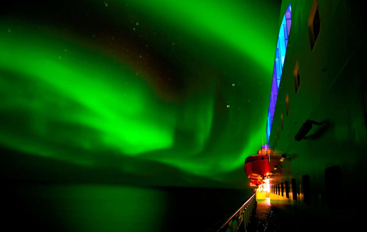 Aurora boreal desde la cubierta de un barco de Hurtigruten