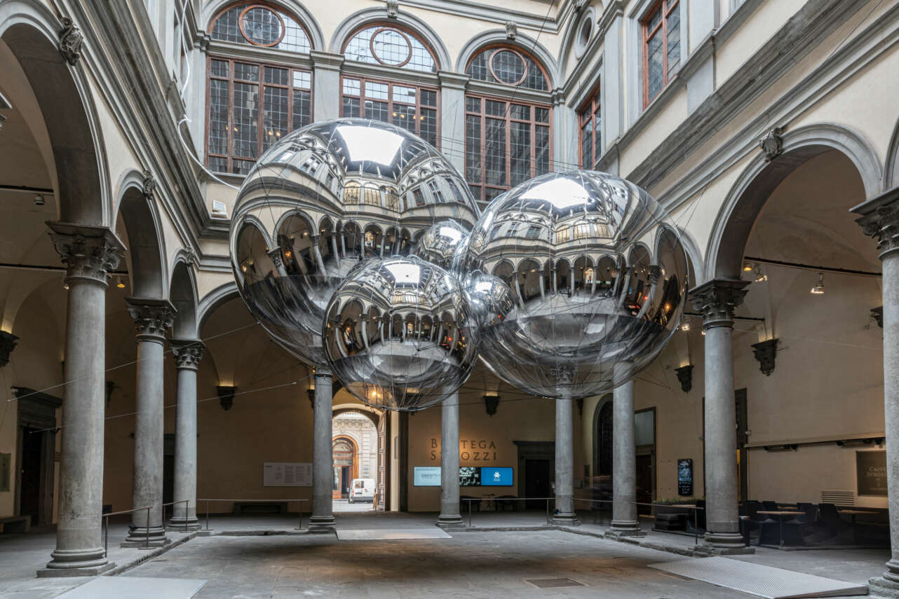 Las esferas gigantes reciben en el patio central del Palazzo Strozi de Florencia. Foto: Ela Bialkowska-OKNO