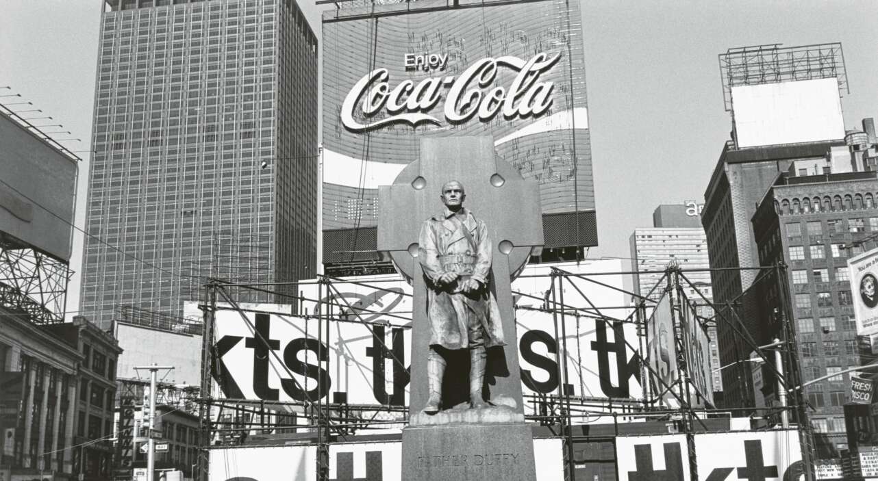 Father Duffy, Times Square, New York City, 1974. Foto © Lee Friedlander, courtesy Fraenkel Gallery, San Francisco.