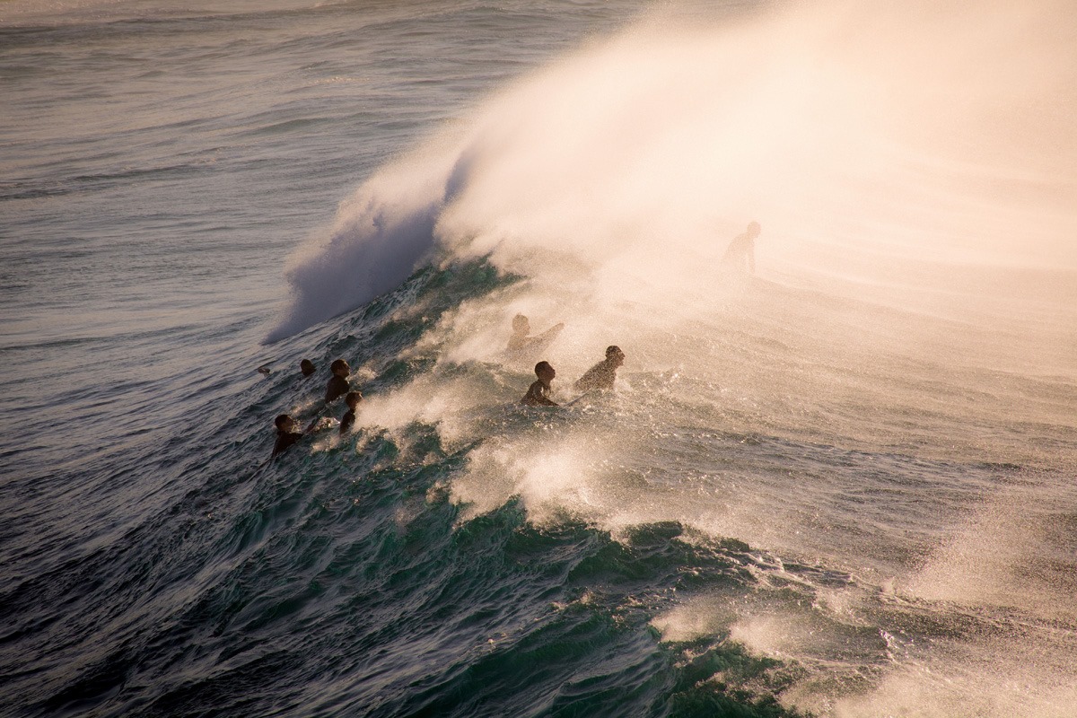 Los surfers esperando la gran ola. Foto Alexander Smiley
