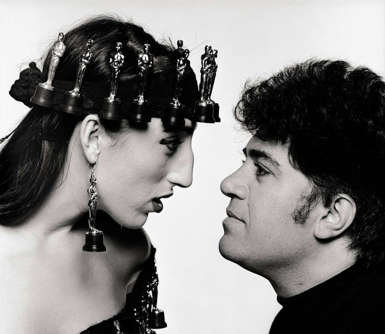 Pedro Almodóvar y Rossy de Palma Perfil del director de cine y la actriz, con estatuillas del Oscar de adorno. Foto: © Jordi Socías.
