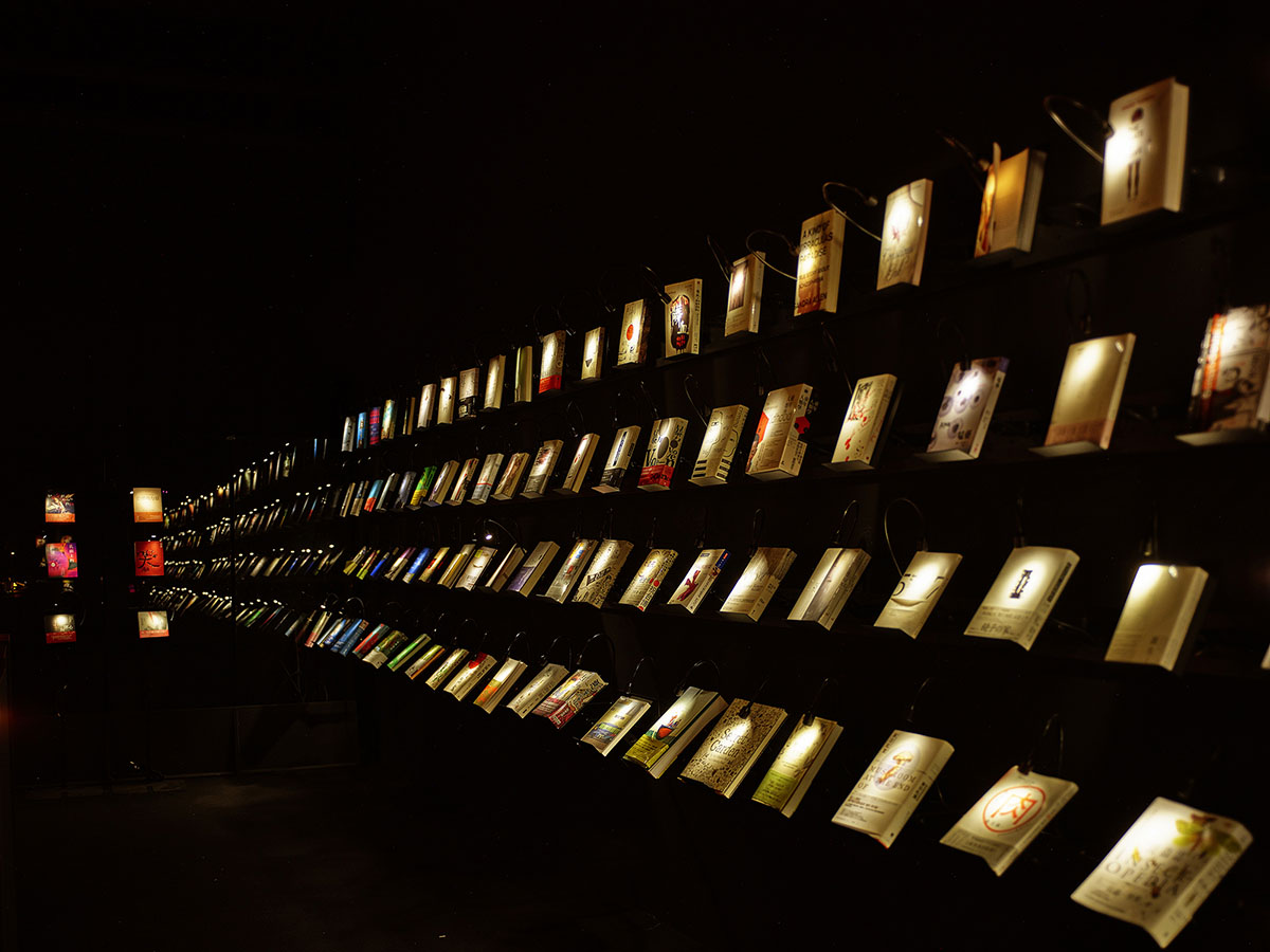 La librería Wuguan está a oscuras. Tenues luces iluminan únicamente las portadas de los libros, que parecen flotar en un santuario mágico