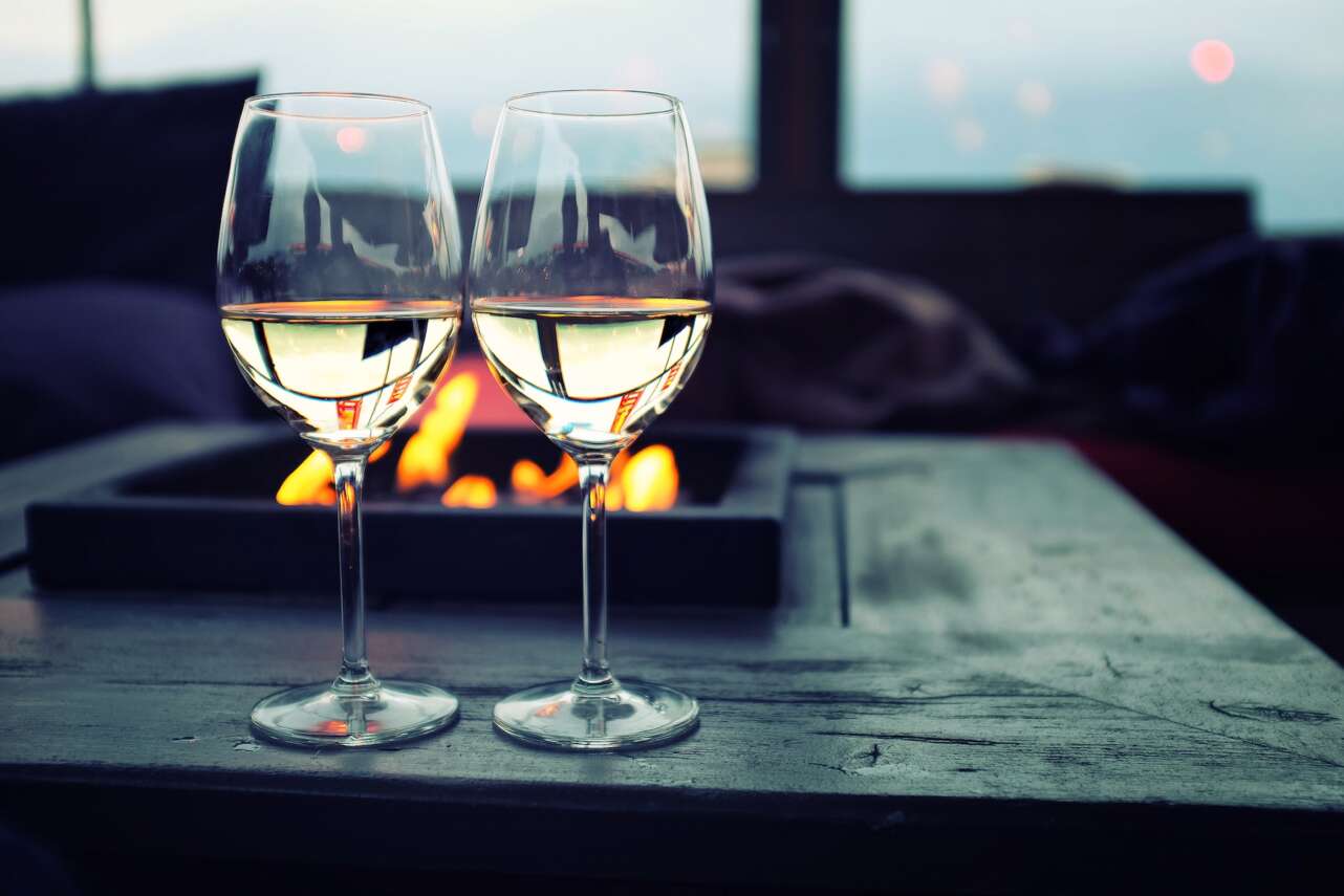 Dos copas de vino blanco. Foto Getty Images.