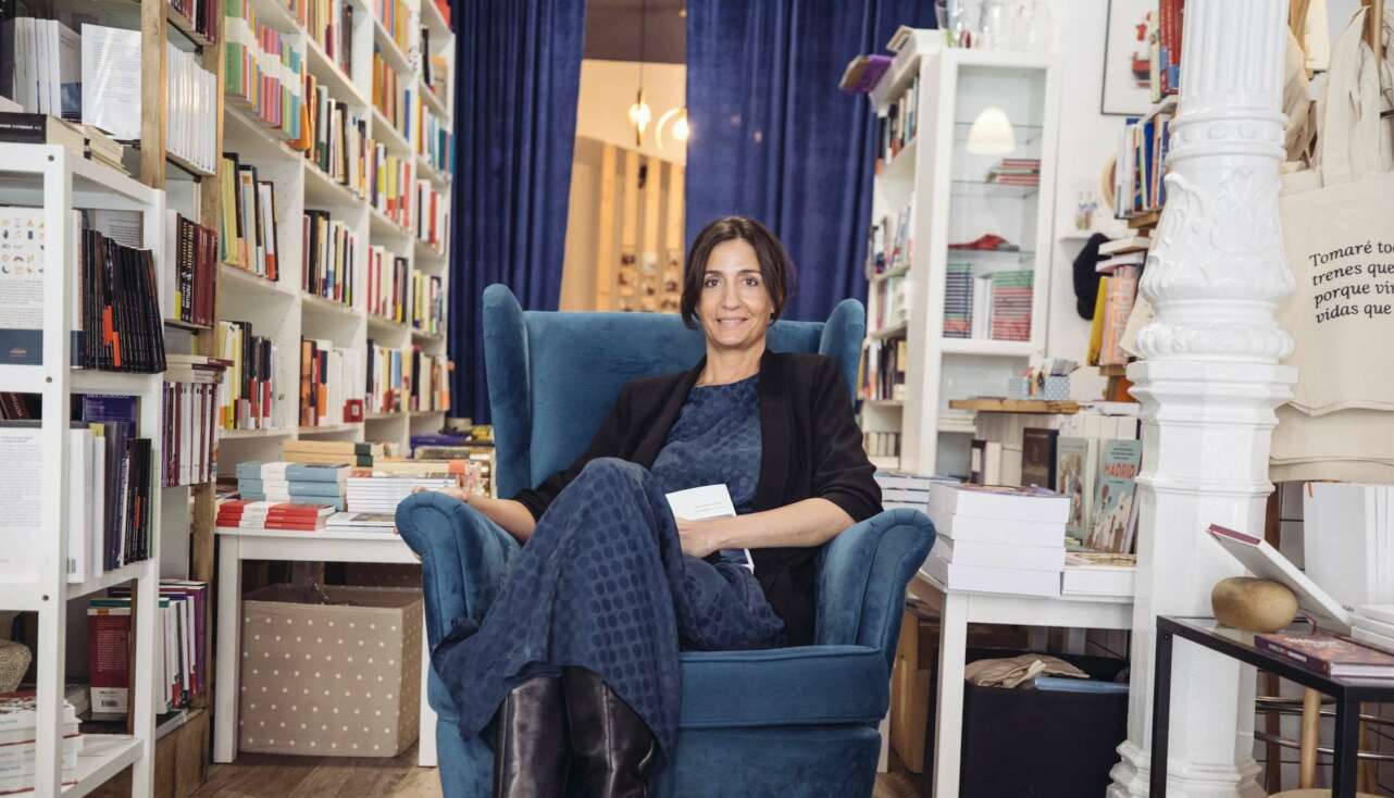 Laura Riñón en su librería. Foto Marina Neira.
