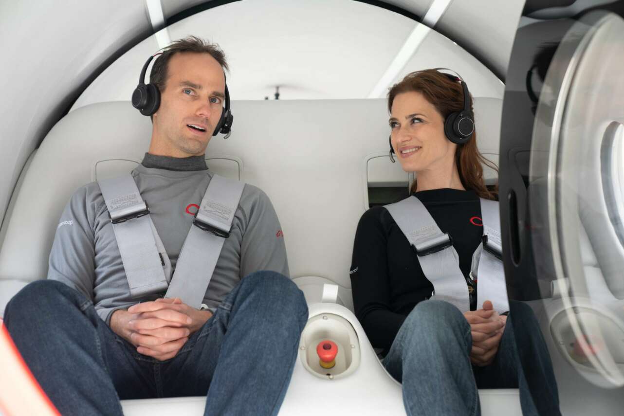 Josh Giegel y Sara Luchian, los primeros pasajeros del Hyperloop. Foto Virgin Hyperloop