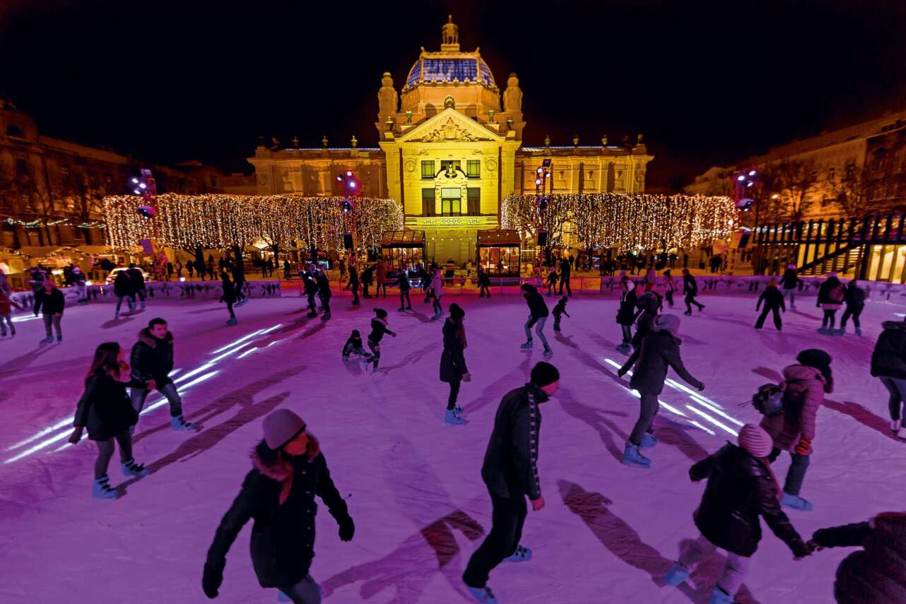 Patinaje en la Plaza del Rey Tomislav. Foto D Rostuhar.