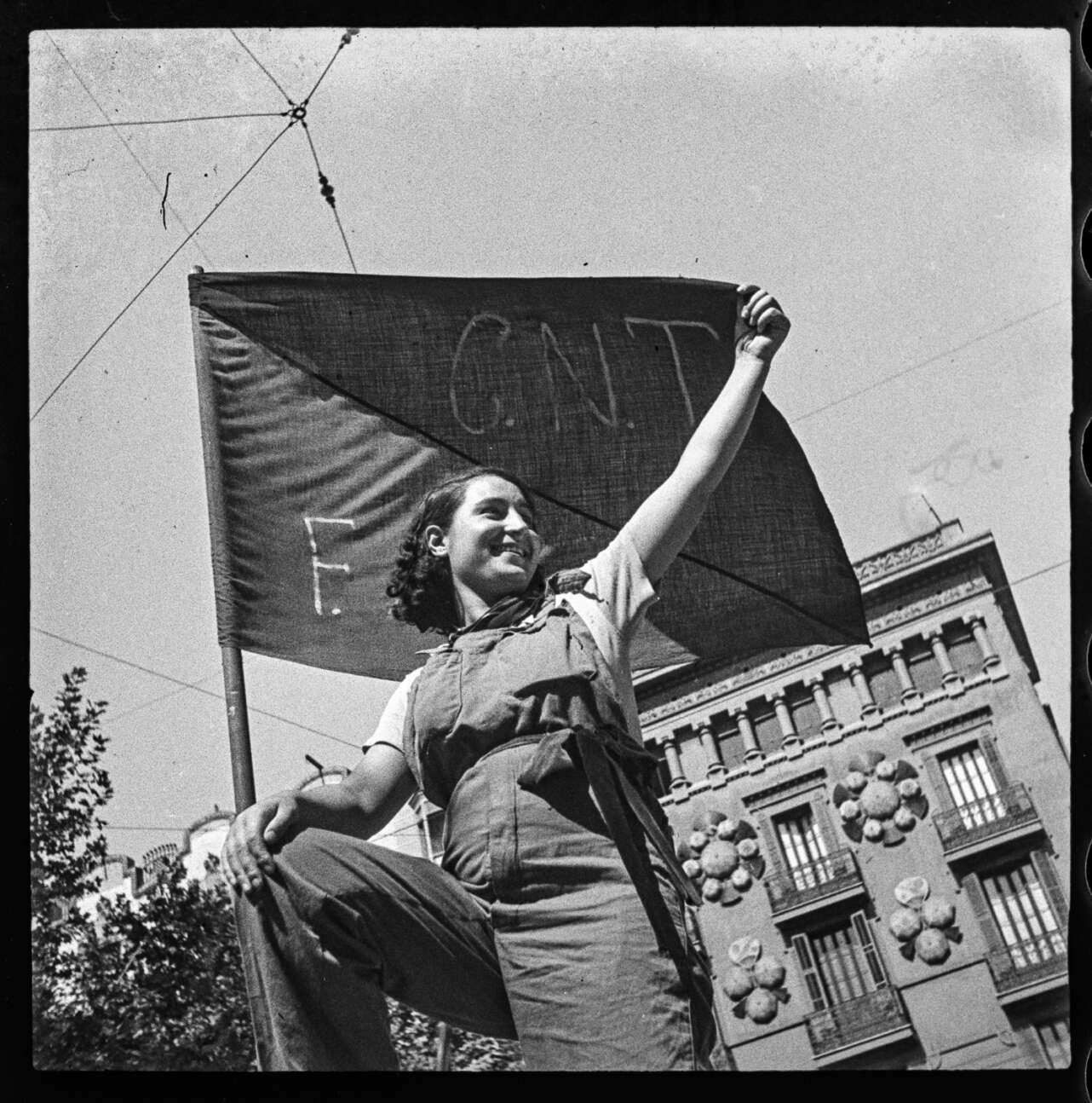 Miliciana en una barricada de Barcelona. Foto Antoni Campañà