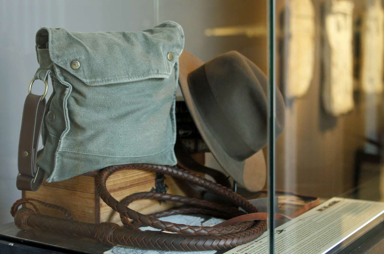 El sombrero, el látigo y el bolso de Indiana Jones, en la exposición. Foto Andreu Dalmau - EFE