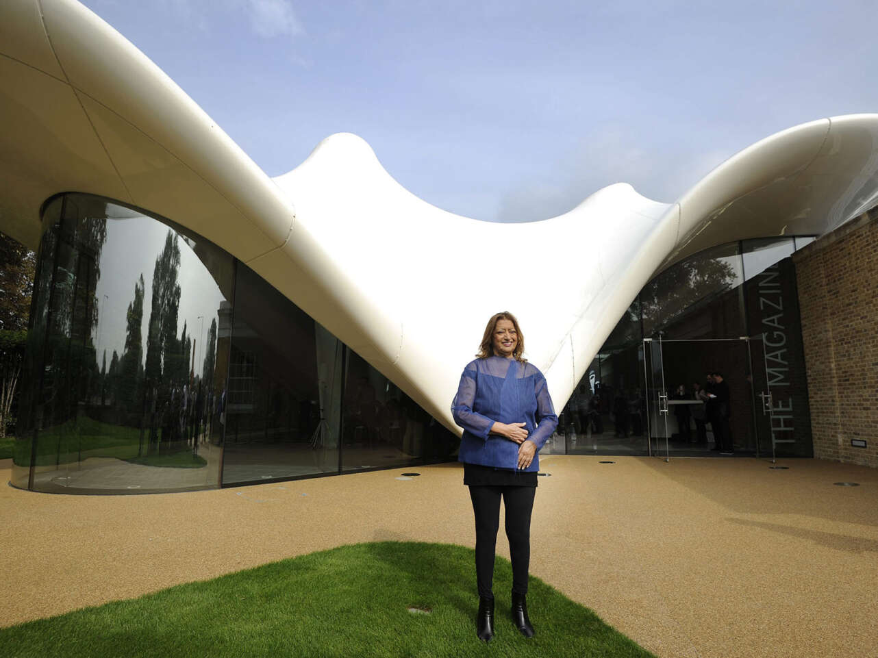 Hadid, frente a la galería Serpentine Sackler, de Londres. Foto EFE