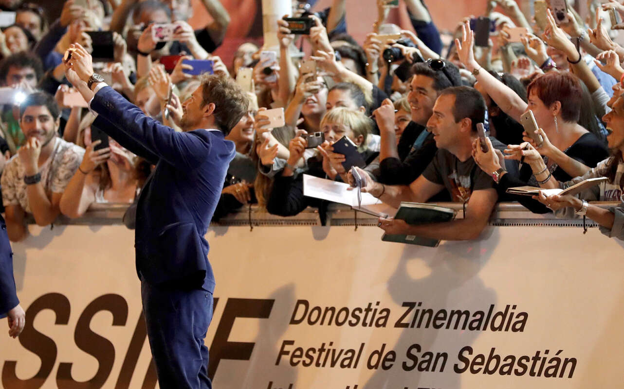 Bradley Cooper rodeado de fans en el festival. Foto Javier Etxezarreta - EFE