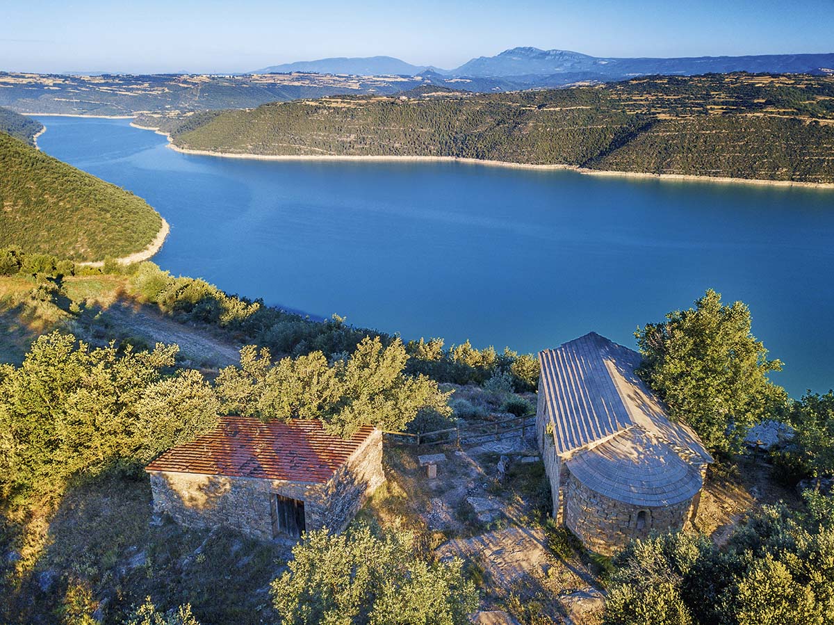 El espectacular embalse de Rialb, en Tiurana, una de las joyas escondidas en la provincia de Lleida. Foto Sergi Reboredo