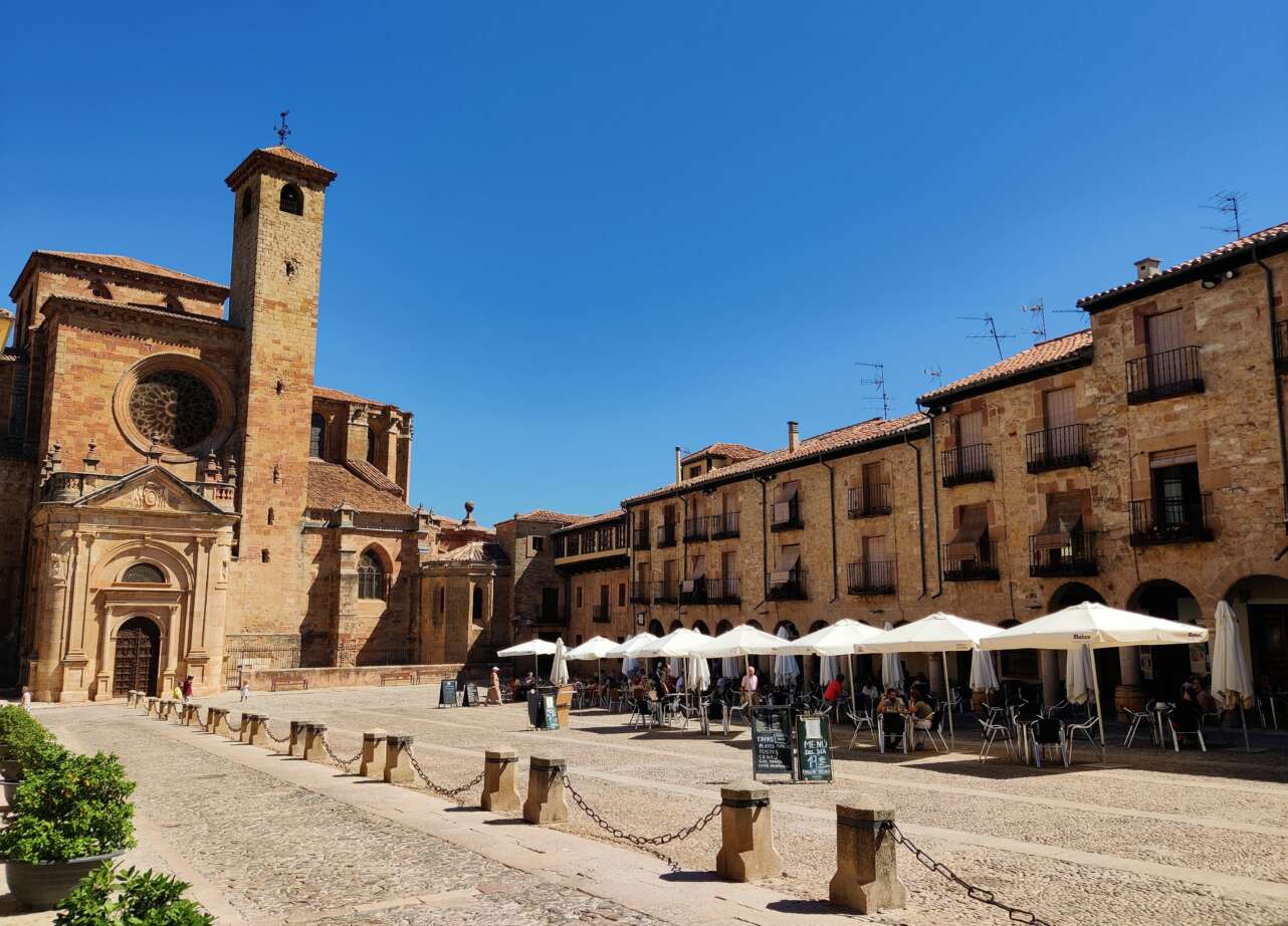 Plaza Mayor y catedral de Sigüenza