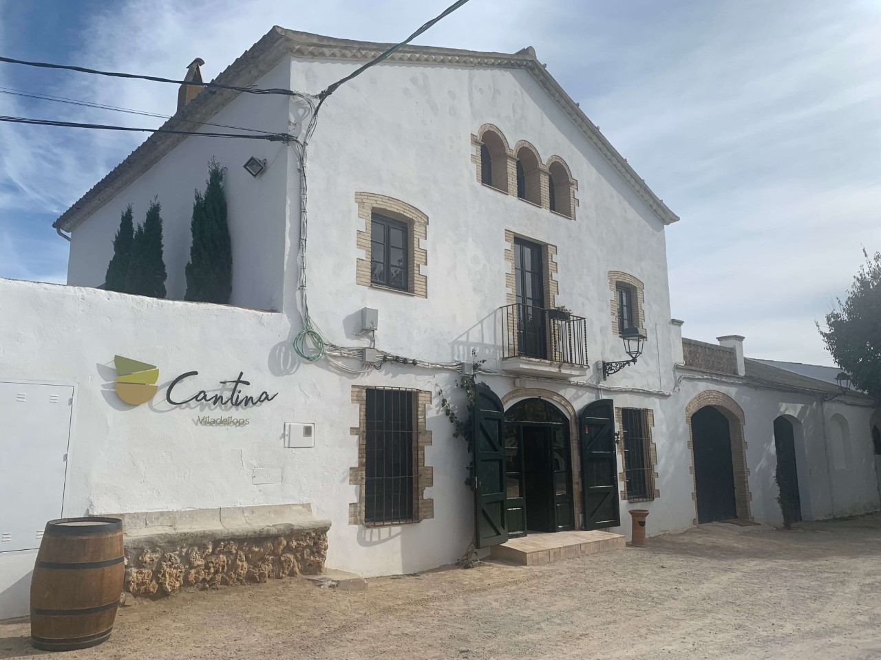 Fachada de La Cantina Viladellops. Foto Silvia Brenes.