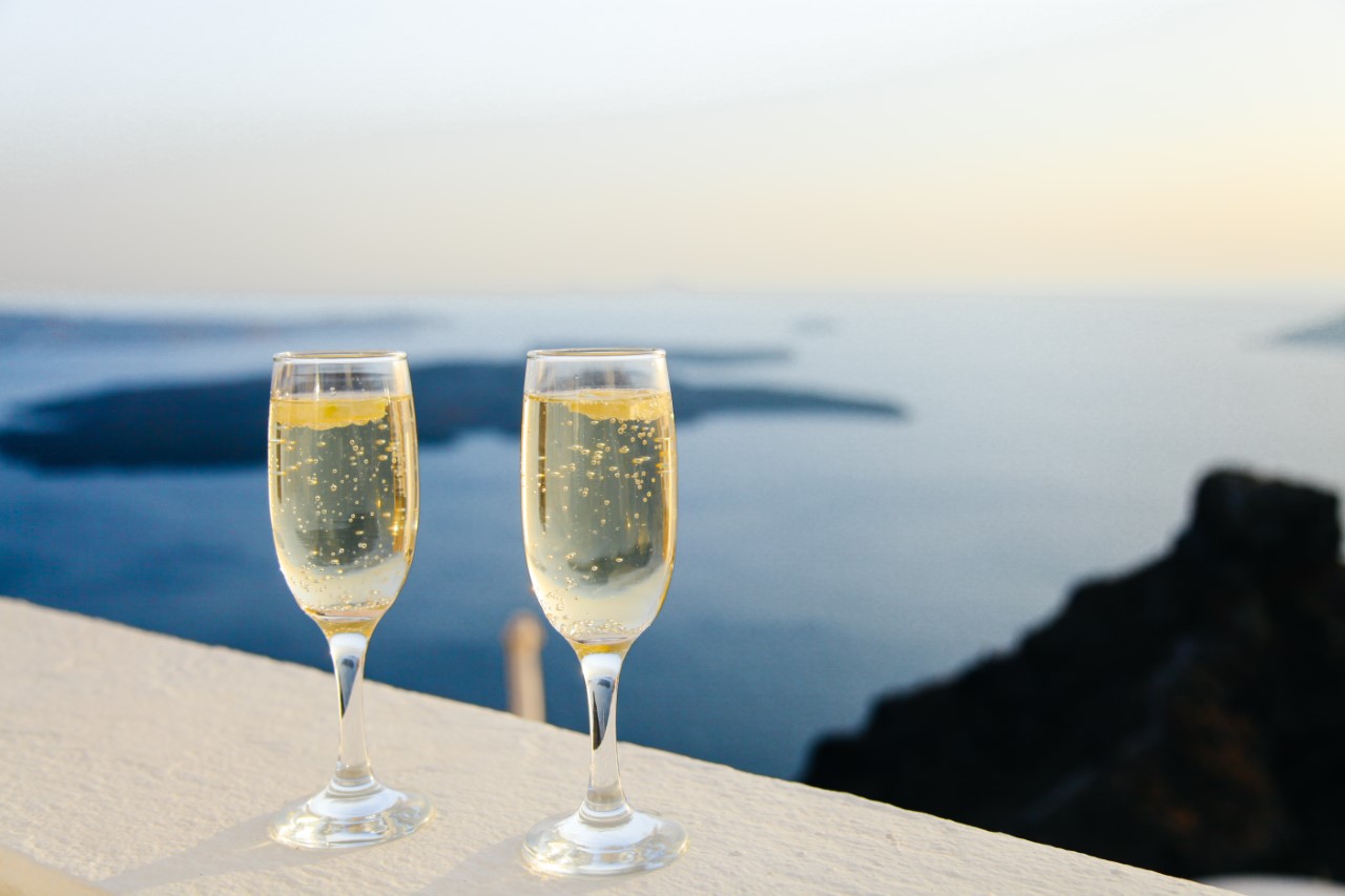 Dos espumosos siempre vienen bien, sea la hora que sea. FOTO: Anthony Delanoix/unsplash