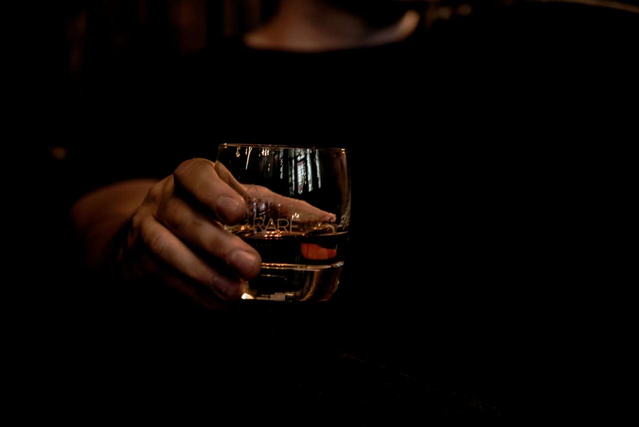 Brindando. Foto: Yesmore unsplash