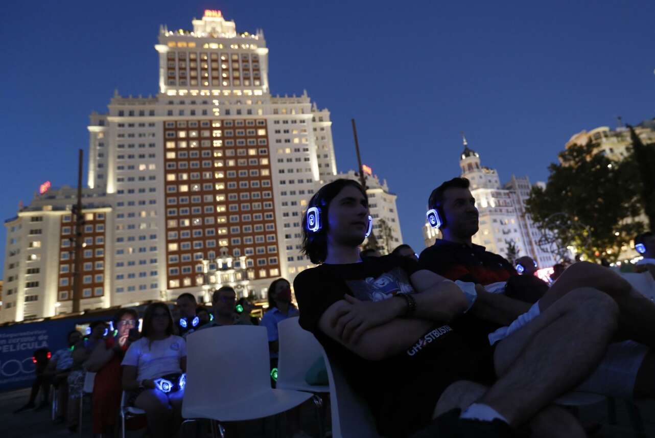 Imagen del cine de verano en Plaza de España (Madrid).