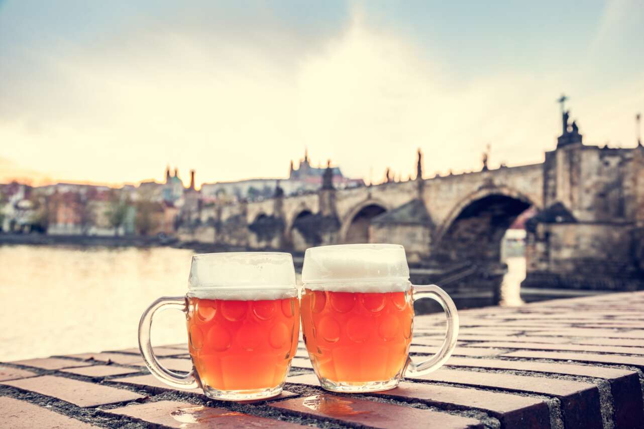 Cervezas en el puente de Carlos de Praga