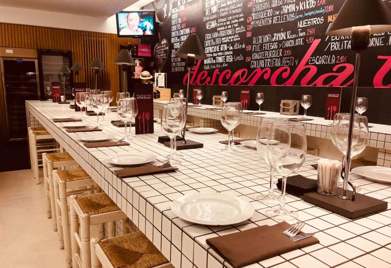 Barra de vinos en Barbastro
