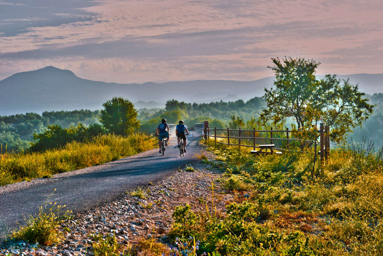 Dos ciclistas en la Vía Verde del Aceite (Andalucía)