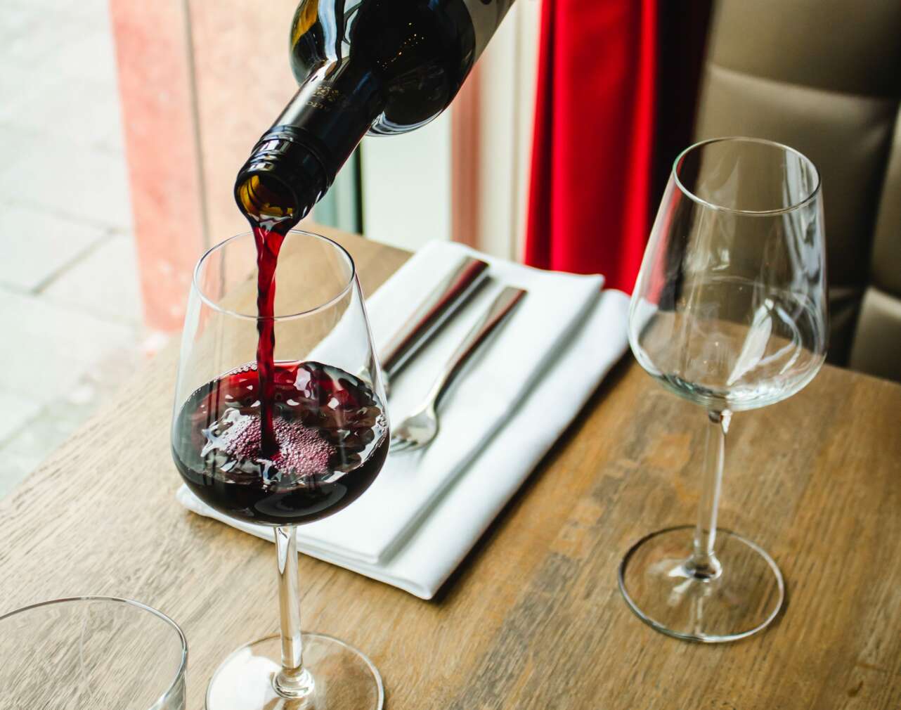 Botella y copas de vino tinto