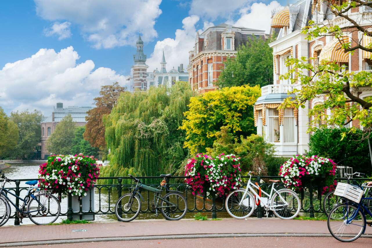 Vista de canales y fachadas tradicionales en Ámsterdam