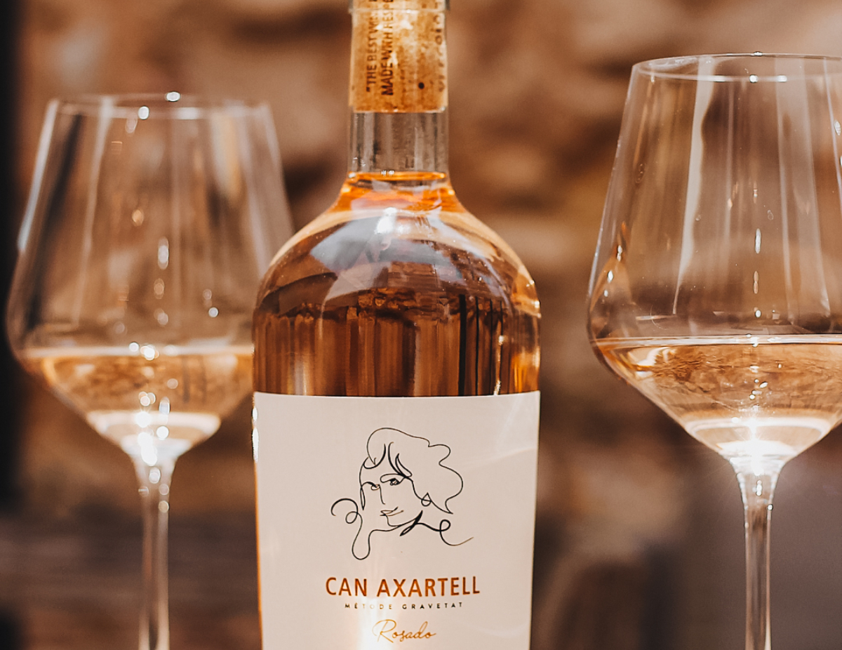 Botella y copas de Can Axartell Rosado