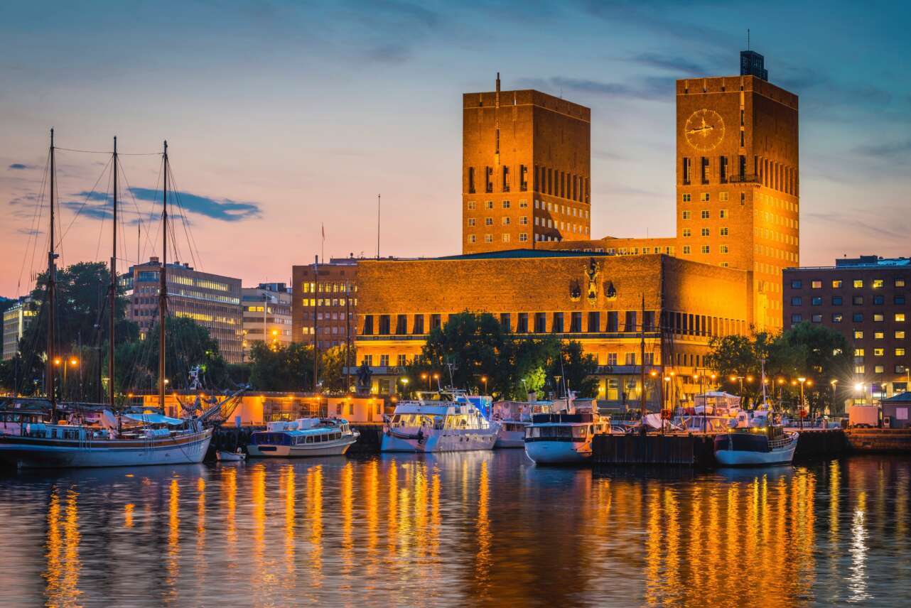 Ayuntamiento de Oslo al atardecer