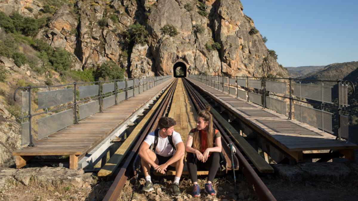 Una pareja de excursionistas en el Camino de Hierro de Salamanca