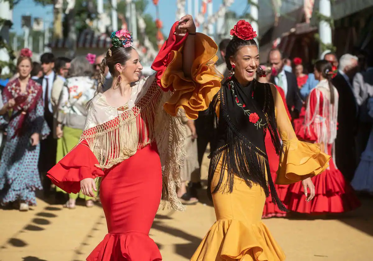 Unas chicas vestidas de flamencas en la Feria de Abril de Sevilla