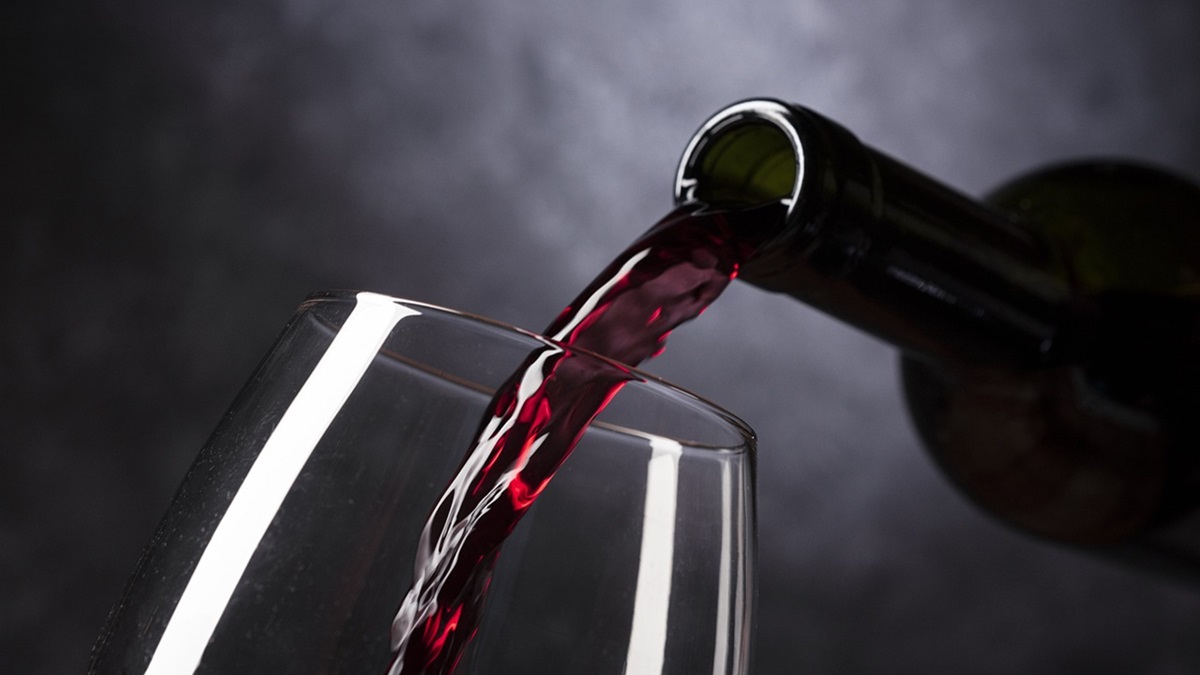 Una botella de vino tinto