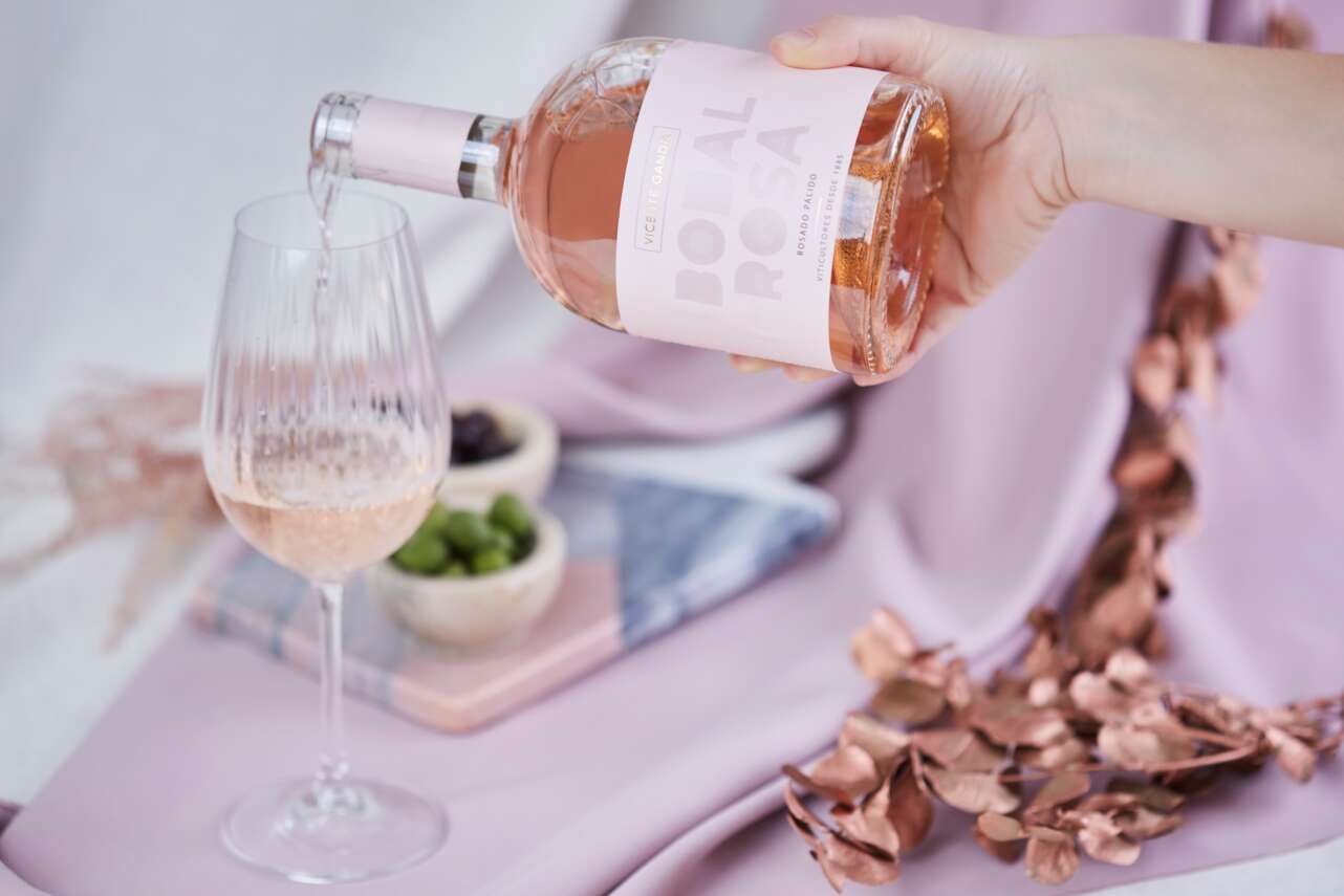 Botella y copa de vino rosado de variedad bobal