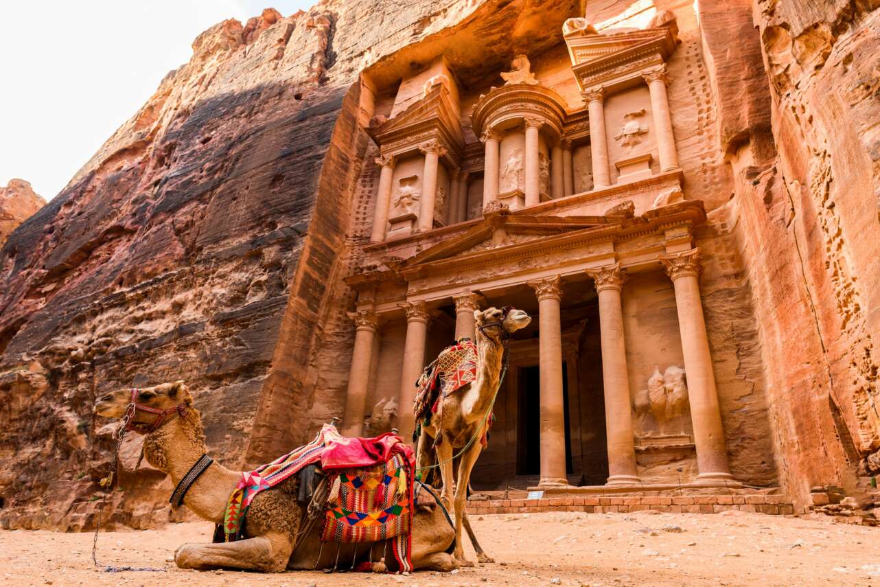 Vista de el Tesoro de Petra con camellos en primer plano