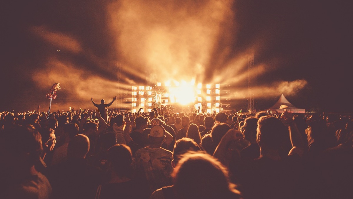 Una multitud en un concierto de un festival