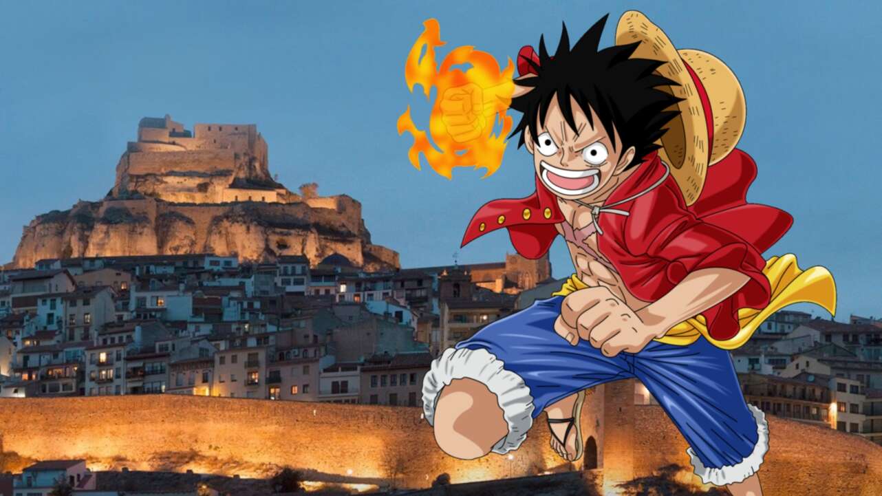 Luffy con el pueblo de Morella de fondo, en Castellón