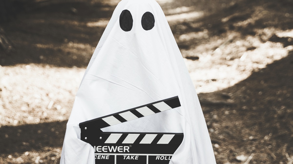 Un fantasma sosteniendo una claqueta
